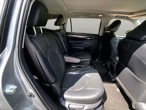Used 2026 Toyota Highlander Limited AWD/4WD image 18