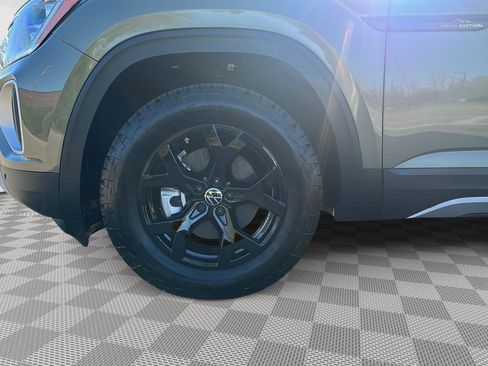 Certified 2025 Volkswagen Atlas Peak Edition SE AWD/4WD image 9