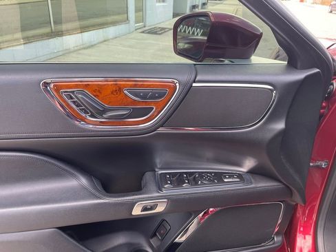 Used 2017 Lincoln Continental Select w/ Climate Package image 11