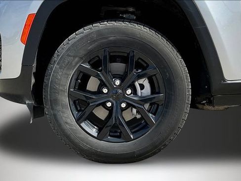 Used 2025 Jeep Grand Cherokee Altitude AWD/4WD image 34