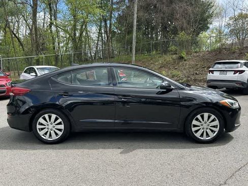 Used 2017 Hyundai Elantra SE image 3