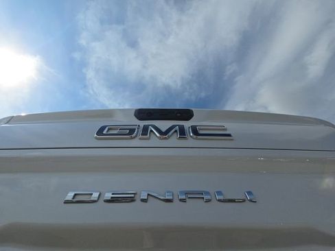 Used 2025 GMC Sierra 2500 Denali Ultimate image 10