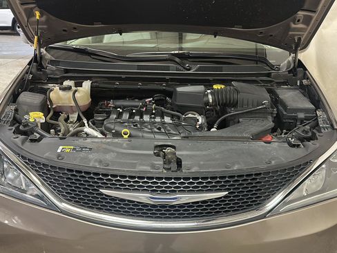 Used 2018 Chrysler Pacifica Touring-L Plus w/ Tire & Wheel Group FWD image 13