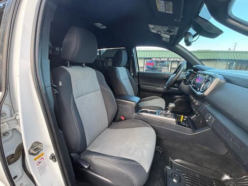 Used 2020 Toyota Tacoma TRD Off-Road w/ Technology Package image 9