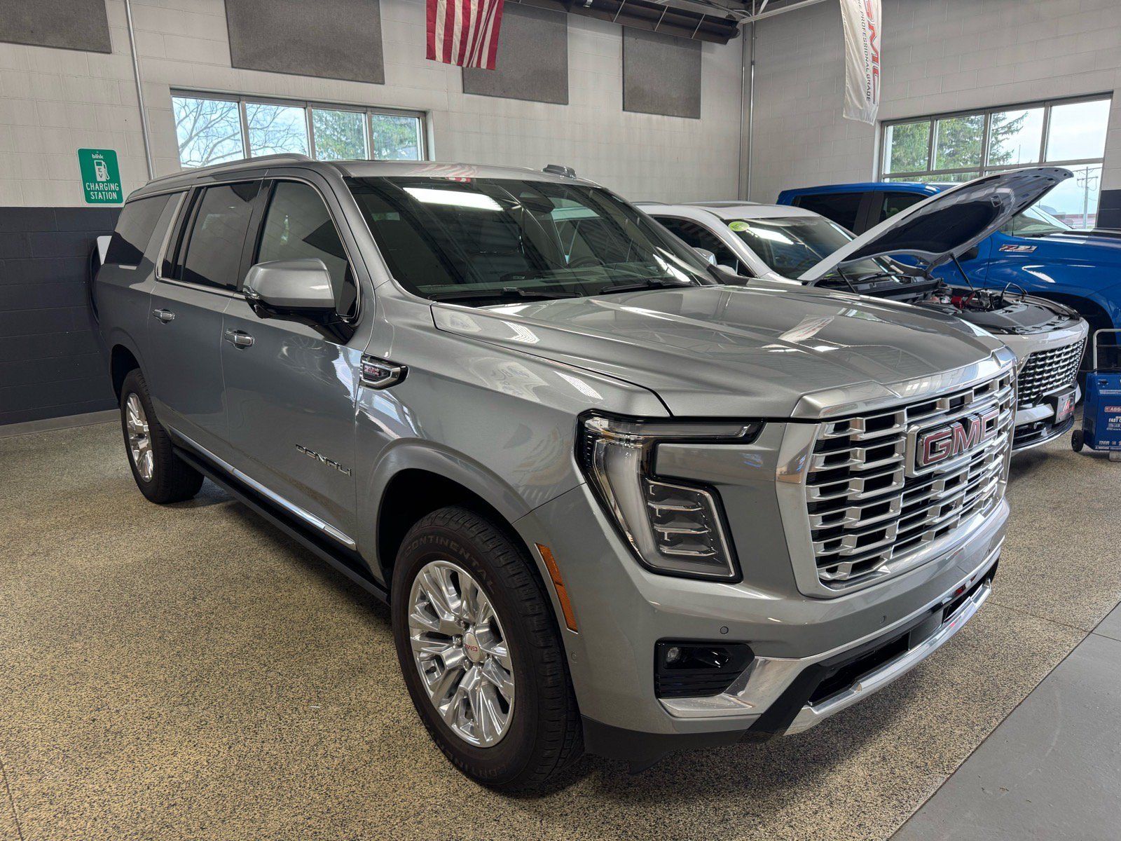 Used 2025 GMC Yukon XL Denali w/ Sun & Power Step Package AWD/4WD image 3