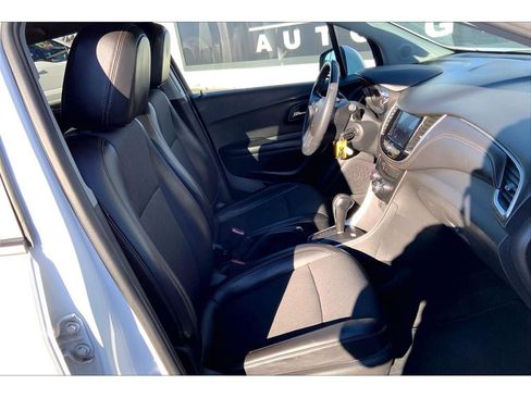 Used 2021 Chevrolet Trax LT image 8