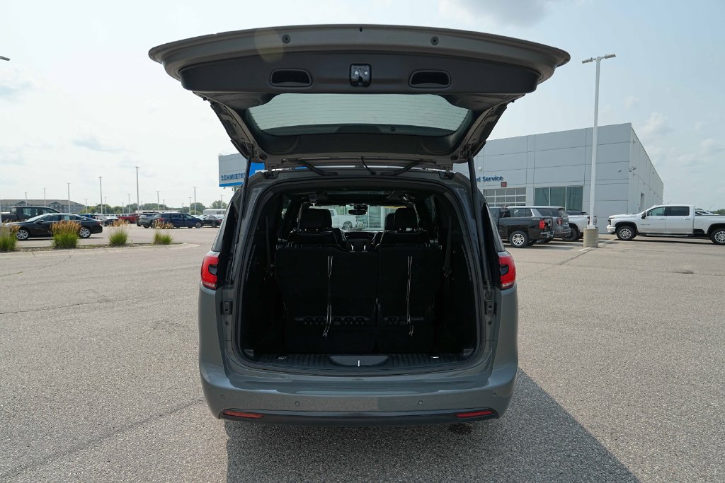 Used 2025 Chrysler Pacifica Limited FWD image 15