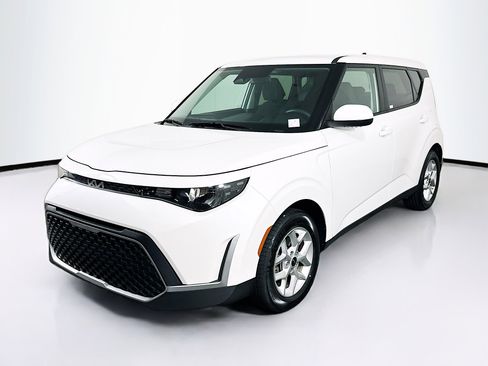 Used 2025 Kia Soul LX w/ LX Technology Package image 3