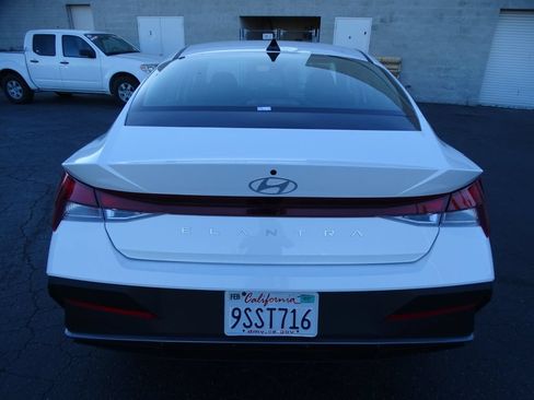 Used 2025 Hyundai Elantra SE FWD image 5
