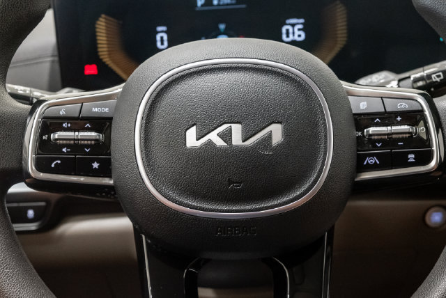 Used 2025 Kia Carnival LX FWD image 12