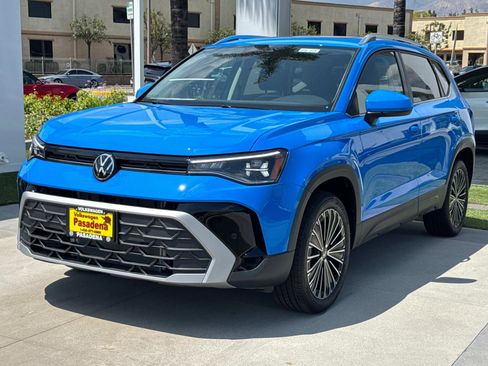 New 2025 Volkswagen Taos SE image 2