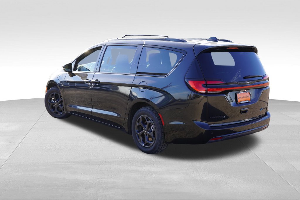Used 2024 Chrysler Pacifica Premium FWD image 7