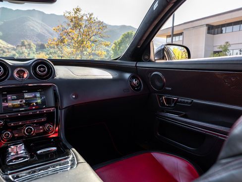 Used 2017 Jaguar XJ R RWD image 25