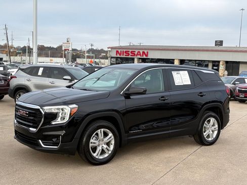 Used 2024 GMC Terrain SLE image 3