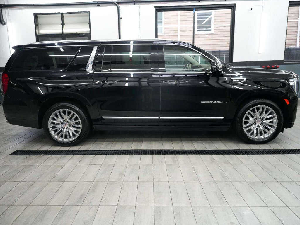 Used 2023 GMC Yukon XL Denali w/ Advanced Technology Package AWD/4WD image 5