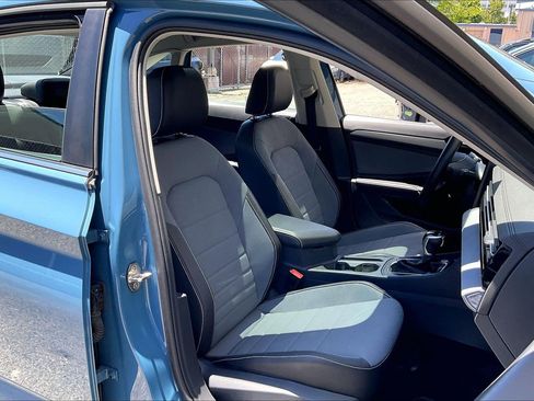 Used 2025 Volkswagen Jetta SE FWD image 6