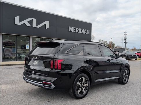 Used 2023 Kia Sorento S image 5