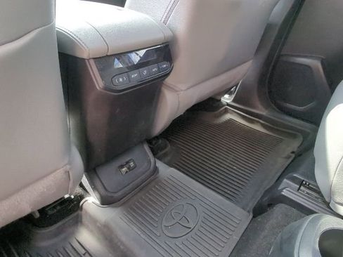 Used 2021 Toyota Highlander XLE AWD/4WD image 24