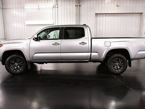Used 2022 Toyota Tacoma SR5 AWD/4WD image 4