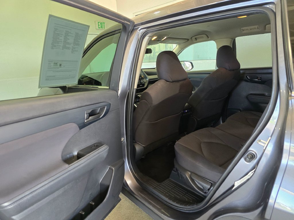 Used 2022 Toyota Highlander LE AWD/4WD image 25