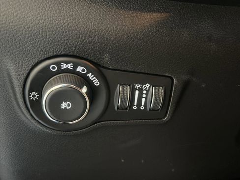 Used 2025 Jeep Compass Trailhawk AWD/4WD image 18
