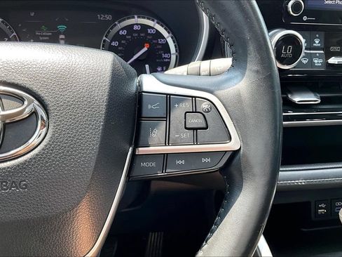 Used 2022 Toyota Highlander XLE FWD image 18