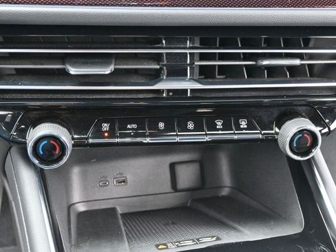 Used 2024 Chevrolet Traverse RS image 27