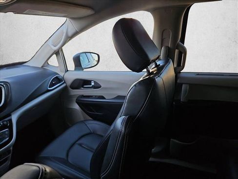 Used 2023 Chrysler Pacifica Touring-L FWD image 5