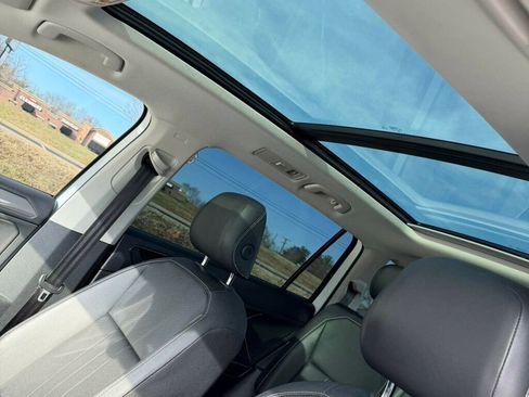 Used 2022 Volkswagen Tiguan SE w/ Panoramic Sunroof Package image 24