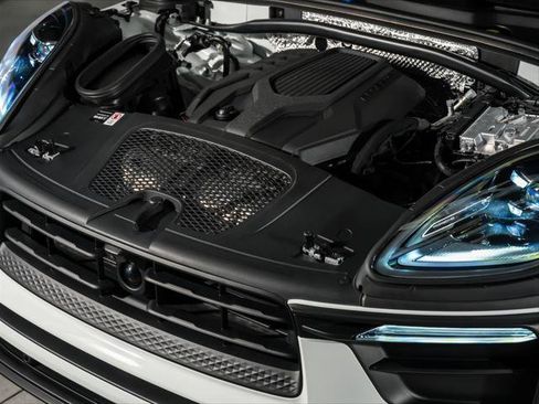 Used 2025 Porsche Macan AWD/4WD image 12