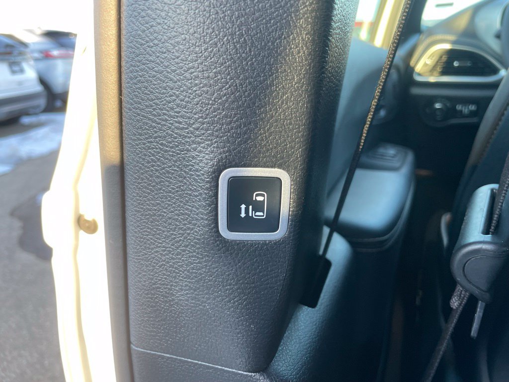 Used 2025 Chrysler Pacifica Limited FWD image 57