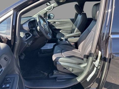 Used 2025 Chrysler Pacifica Select FWD image 3