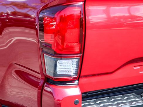 Used 2019 Toyota Tacoma TRD Sport w/ Technology Package RWD image 7