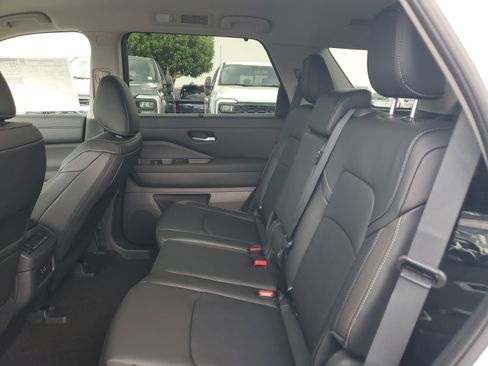 New 2025 Nissan Pathfinder SL image 11
