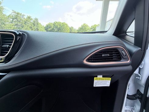 New 2027 Chrysler Pacifica Pinnacle w/ Theater Group FWD image 22