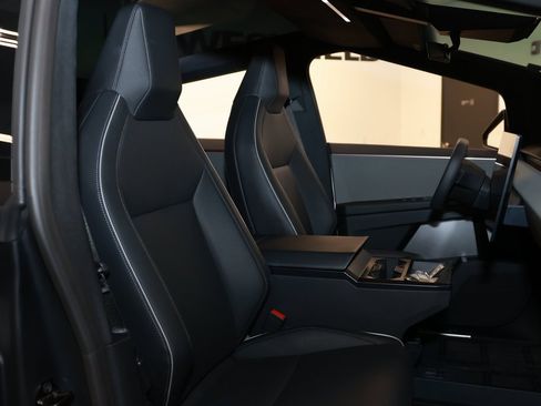 Used 2024 Tesla Cybertruck AWD Crew Cab image 18