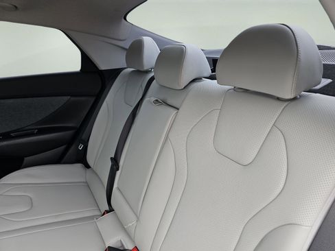 Used 2023 Hyundai Elantra Limited w/ Preferred Accessory Package image 32