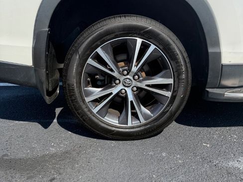 Used 2019 Toyota Highlander LE FWD image 8