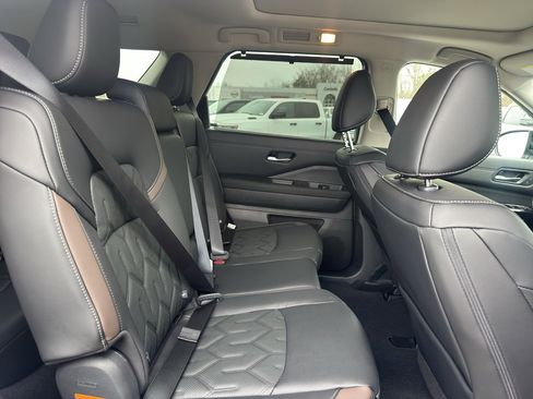 New 2026 Nissan Pathfinder Platinum image 17