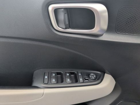 Used 2025 Hyundai Venue SEL FWD image 13