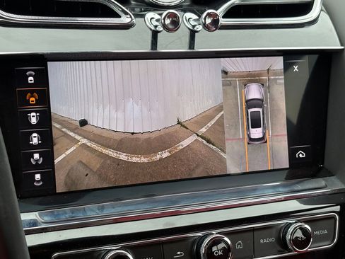 Used 2021 Bentley Bentayga AWD/4WD image 32