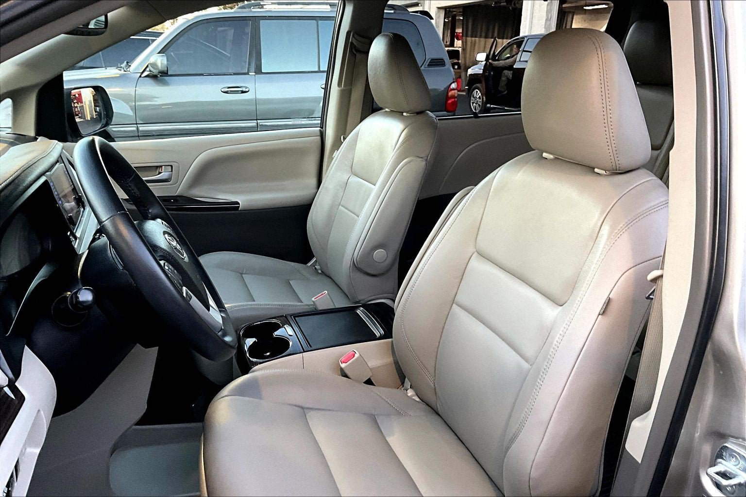 Used 2016 Toyota Sienna XLE Premium FWD image 24