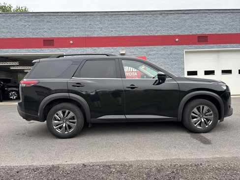 Used 2025 Nissan Pathfinder SV AWD/4WD image 2