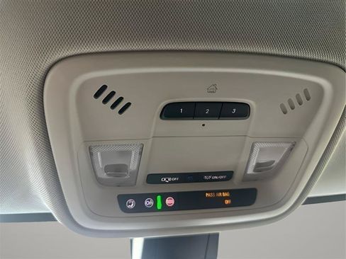 Used 2018 Chevrolet Traverse Premier w/ Driver Confidence II Package FWD image 21