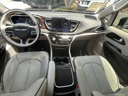 Used 2021 Chrysler Pacifica Limited AWD/4WD image 10
