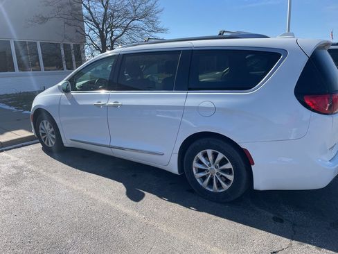 Certified 2019 Chrysler Pacifica Touring-L image 4