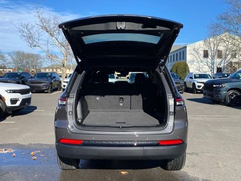 New 2025 Jeep Grand Cherokee Altitude image 9