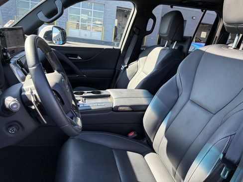 Used 2024 Lexus LX 600 4WD w/ Luxury Package image 12