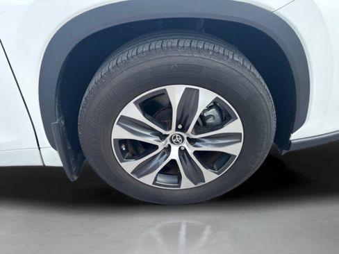 Used 2024 Toyota Highlander XLE FWD image 40