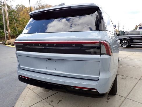 New 2025 Lincoln Navigator Reserve w/ Jet Appearance Package image 6
